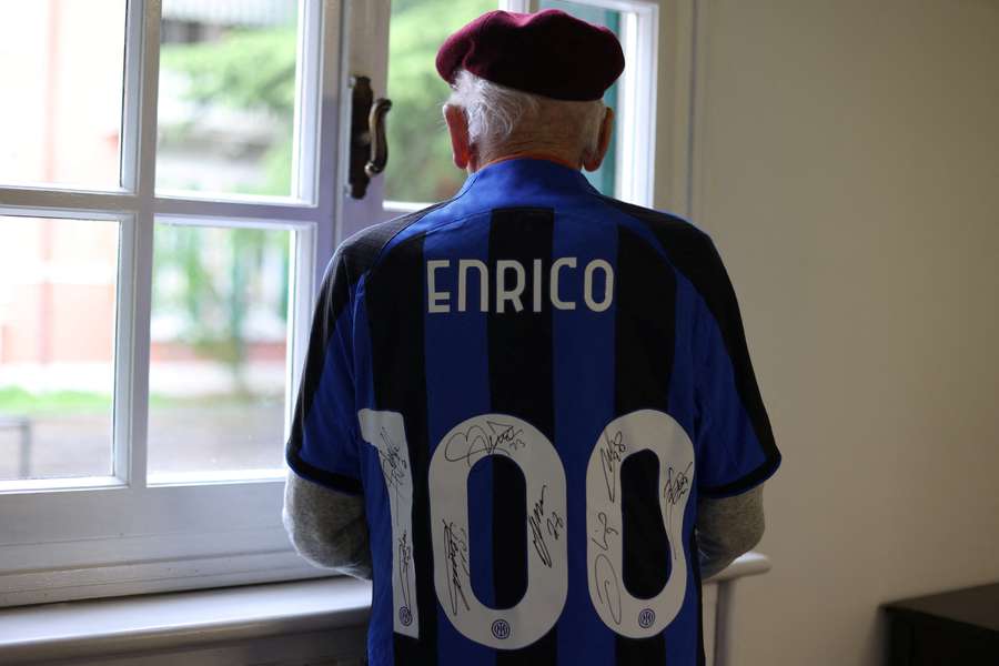 Enrico Vanzini wears the Inter jersey presented for his 100th birthday by the club