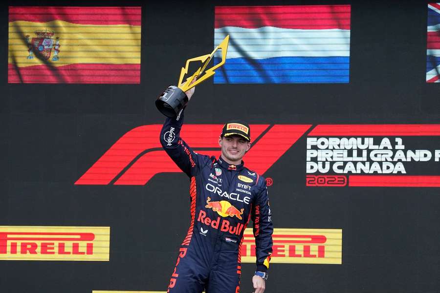 Verstappen viert zijn zege op het podium van het Circuit Gilles-Villeneuve