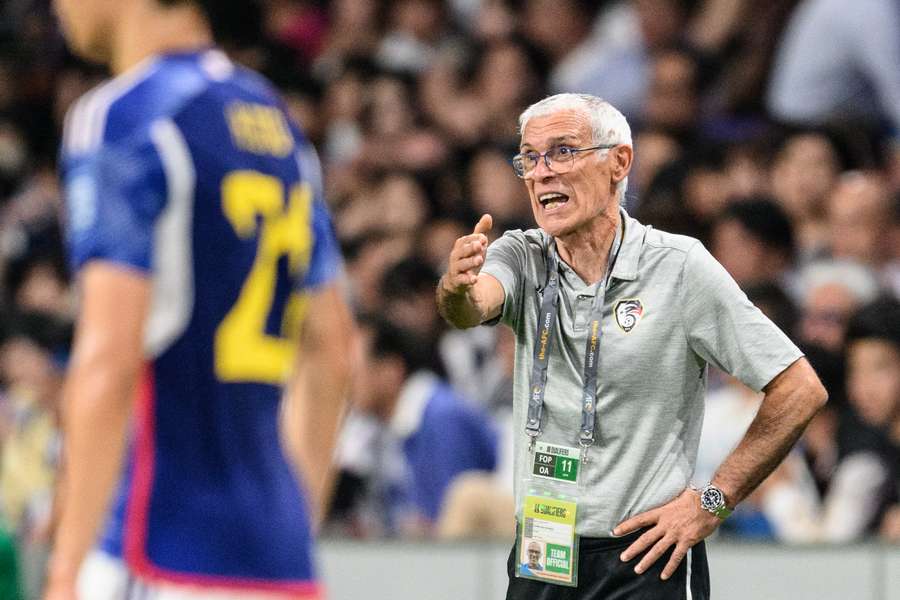 Héctor Cúper da órdenes a los suyos