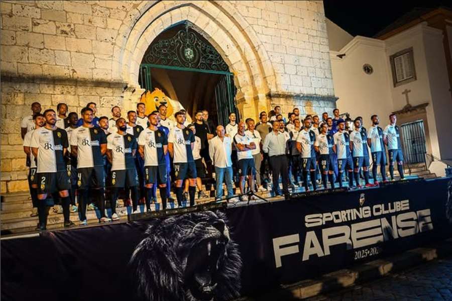 Plantel do Farense apresentado no Largo da Sé, em Faro
