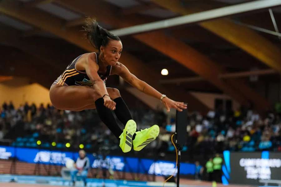 Ana Peleteiro, en uno de sus saltos en la pista de Gallur