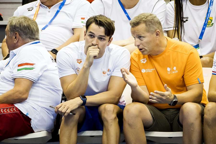 Arno Kamminga en bondscoach Mark Faber tijdens het WK Zwemmen in Japan