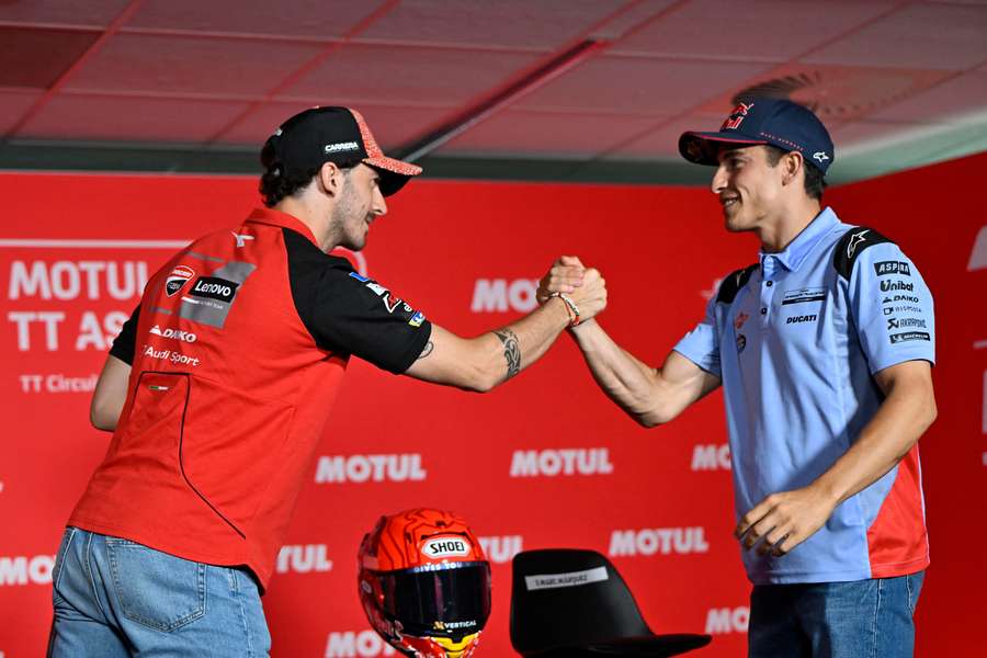 Bagnaia se saluda con Márquez.