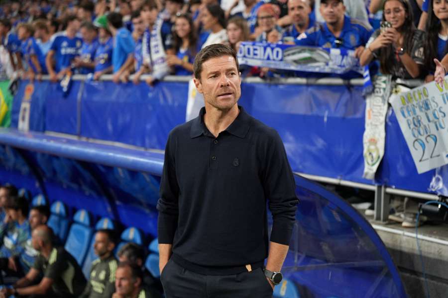 Xabi Alonso, en el banquillo visitante del Carlos Tartiere