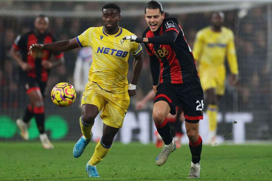 Enes Unal (derecha), del Bournemouth, en acción con Marc Guehi, del Crystal Palace. Enes Unal (derecha), del Bournemouth, en acción con Marc Guehi, del Crystal Palace.