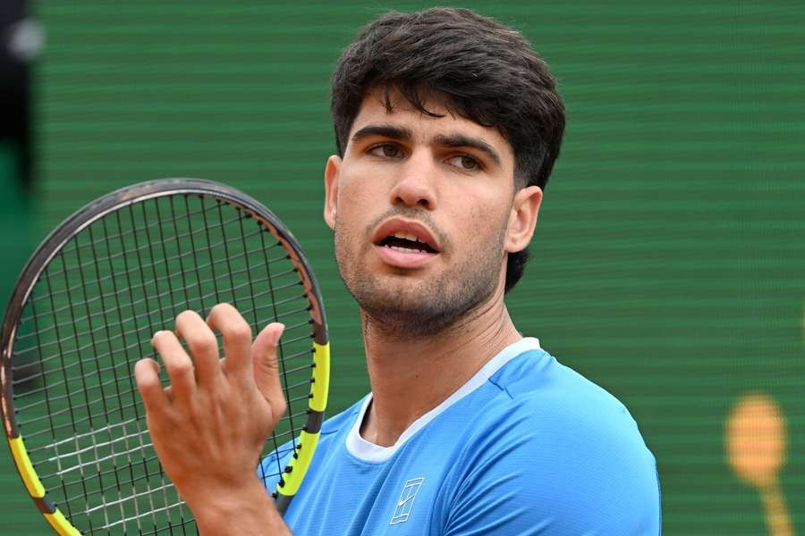 Carlos Alcaraz se překvapivě trápil s outsiderem.
