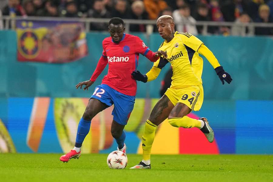 Baba Alhassan, în duel cu Anderson Talisca, în timpul partidei FCSB - Fenerbahce din faza principală Europa League Baba Alhassan, în duel cu Anderson Talisca, în timpul partidei FCSB - Fenerbahce din faza principală Europa League