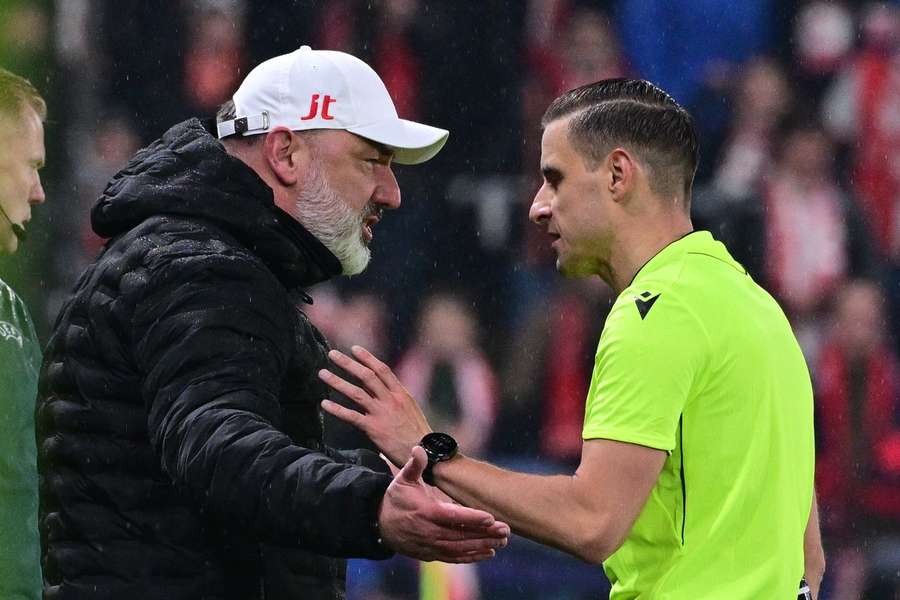 Trenér Jindřich Trpišovský v debatě s litevským sudím při zápase s Bilbaem. Trenér Jindřich Trpišovský v debatě s litevským sudím při zápase s Bilbaem.