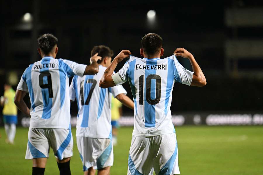 Echeverri aponta para a sua camisola