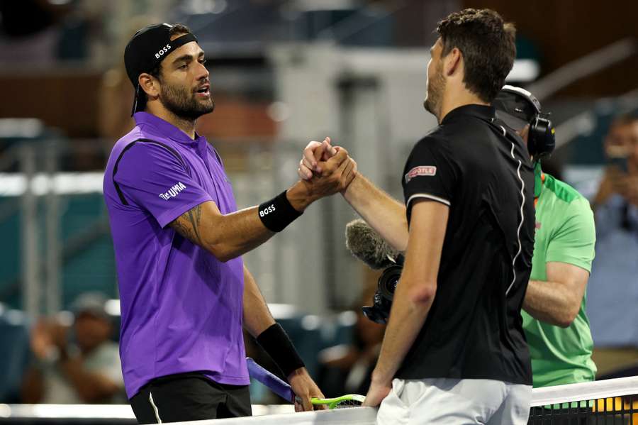 Berrettini si congratula con Fritz alla fine dell'incontro