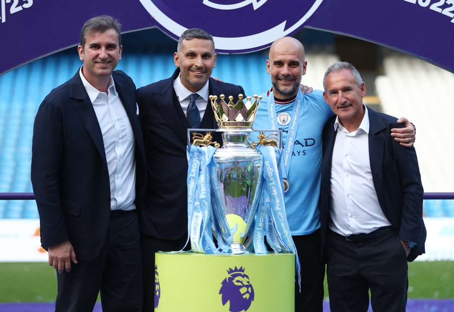Da sinistra a destra: Ferran Soriano, amministratore delegato del Manchester City, Khaldoon Al Mubarak, il manager Pep Guardiola e il direttore del calcio Txiki Begiristain.
