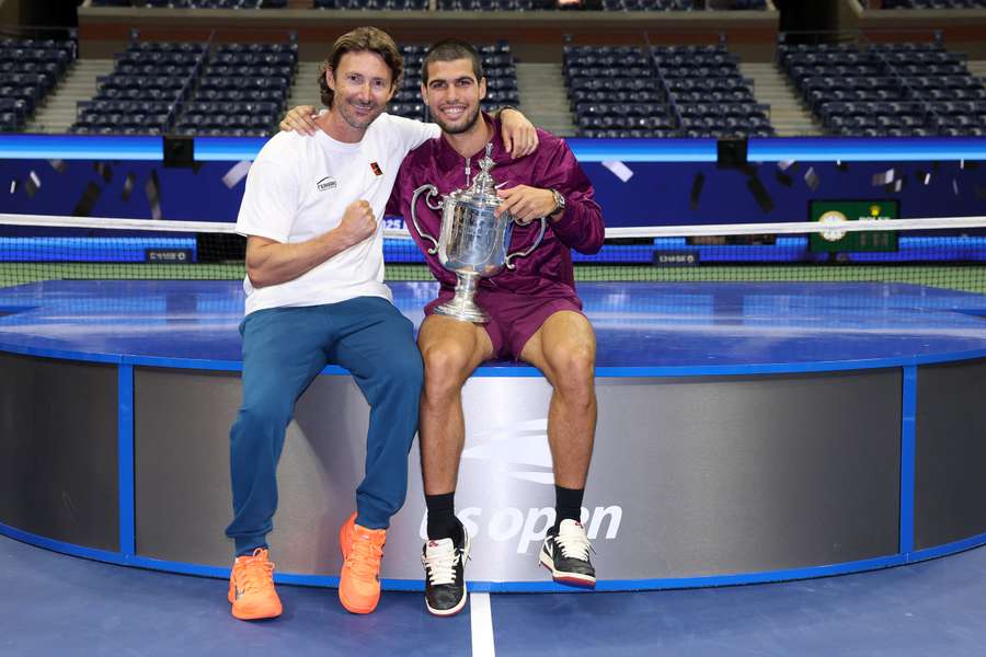 Juan Carlos Ferrero (I) y Carlos Alcaraz (D)