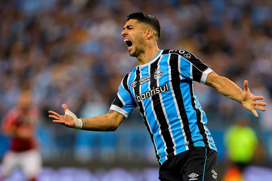 Luis Suárez, com a camisola do Grêmio, mostrando a personalidade habitual