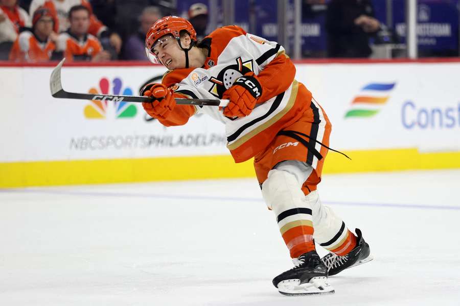 Siódme zwycięstwo z rzędu Ducks, hat-trick Sennecke'a Siódme zwycięstwo z rzędu Ducks, hat-trick Sennecke'a