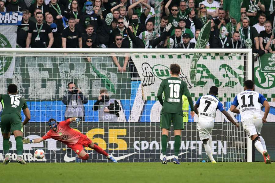 Jean-Luc Dompe premieňa pokutový kop.