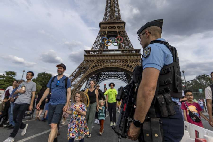 Forças de segurança francesas já atuam com mais efetivo nos principais pontos de Paris