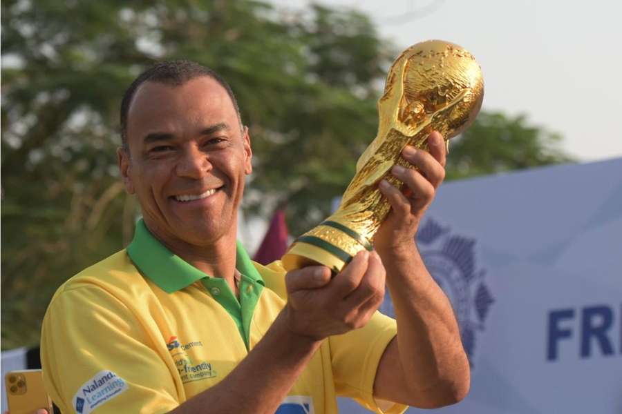 Cafu ergue réplica da taça de campeão da Copa do Mundo durante visita à Ásia