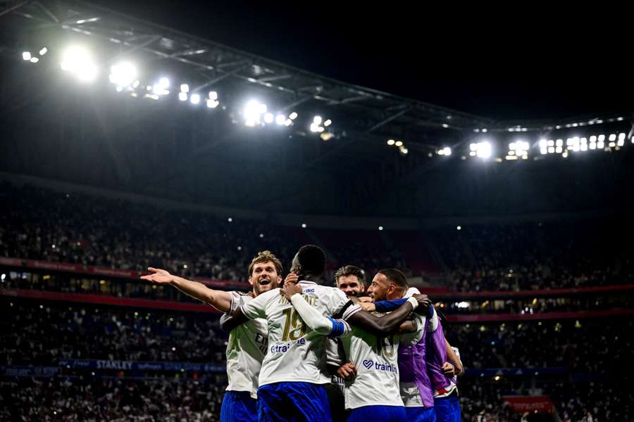 El Lyon celebrando