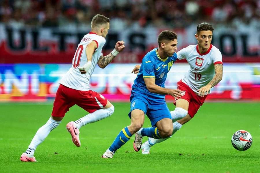 Sudakov entre Szymanski et Urbanski en amical face à la Pologne.