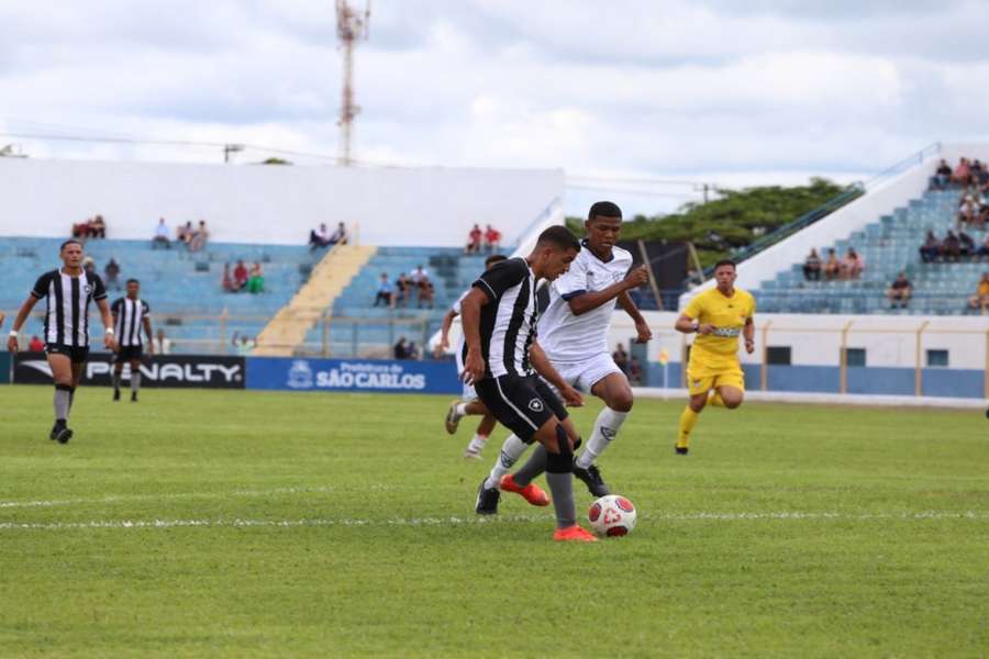 Vitor Sapata foi o grande nome do jogo ao anotar um hat-trick