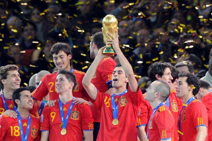 Sergio Busquets houdt wereldbeker omhoog in 2010