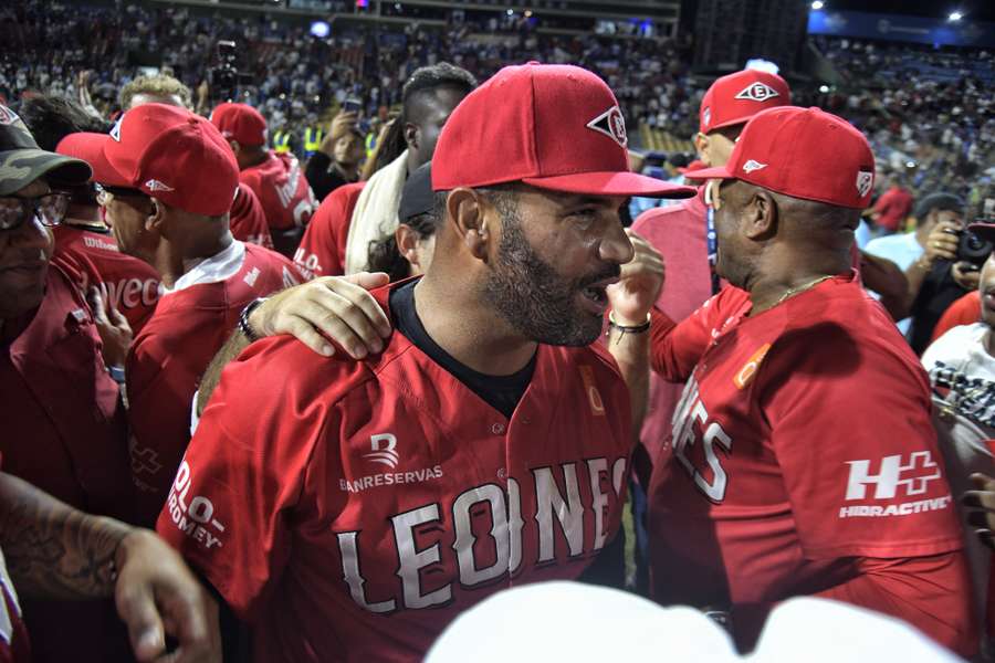 Albert Pujols celebra el logro.