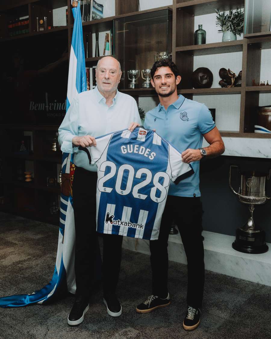 Guedes, posando con la camiseta Guedes, posando con la camiseta