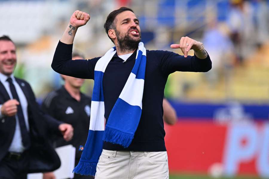 Cesc Fabregas festeggia la salvezza del Como