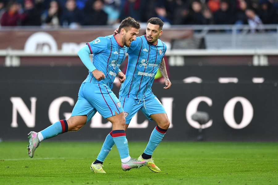 Kõlõcsoy celebra un gol con el actual Cagliari, que se mide al Milan