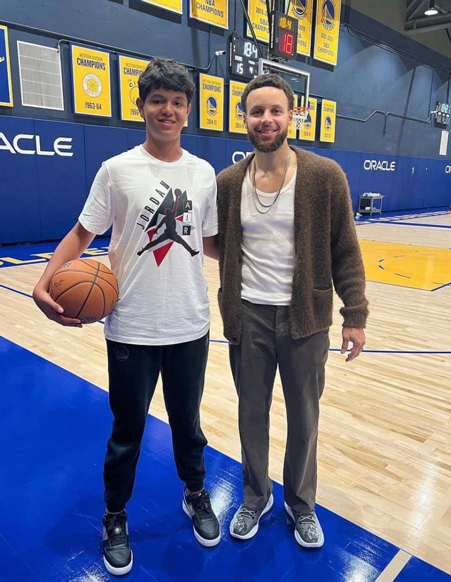 Edu Santos ao lado de Stephen Curry