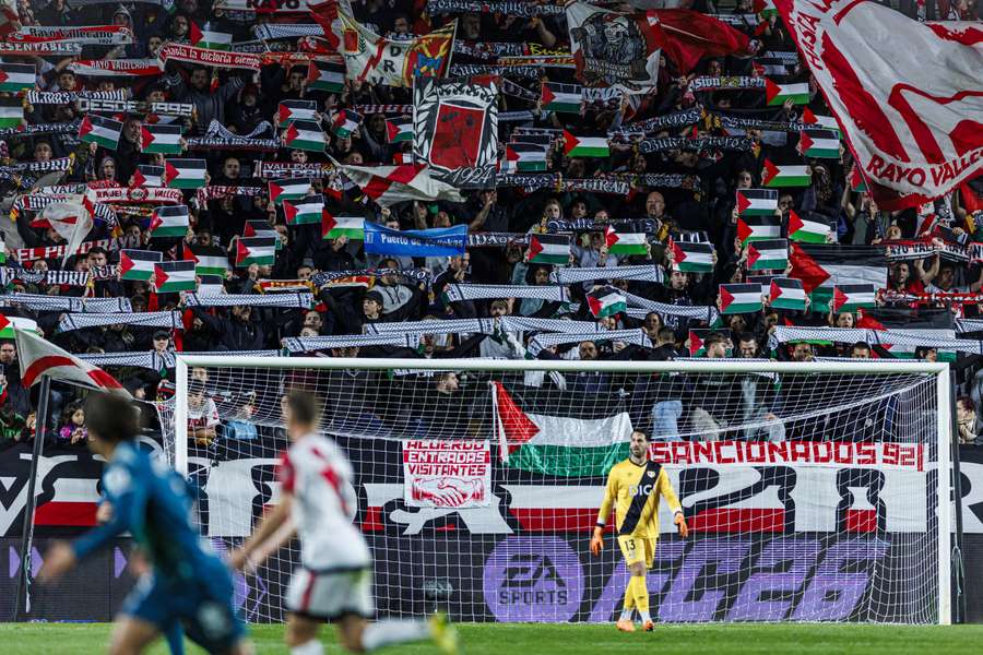 Kibice trzymają palestyńskie flagi na trybunach podczas meczu 10. kolejki LaLiga pomiędzy Rayo Vallecano a Deportivo Alaves na stadionie Vallecas. Kibice trzymają palestyńskie flagi na trybunach podczas meczu 10. kolejki LaLiga pomiędzy Rayo Vallecano a Deportivo Alaves na stadionie Vallecas.
