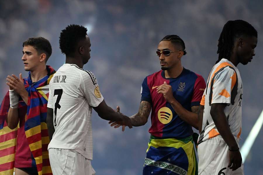 Vinicius îl felicită pe Raphinha după victoria Barcelonei 