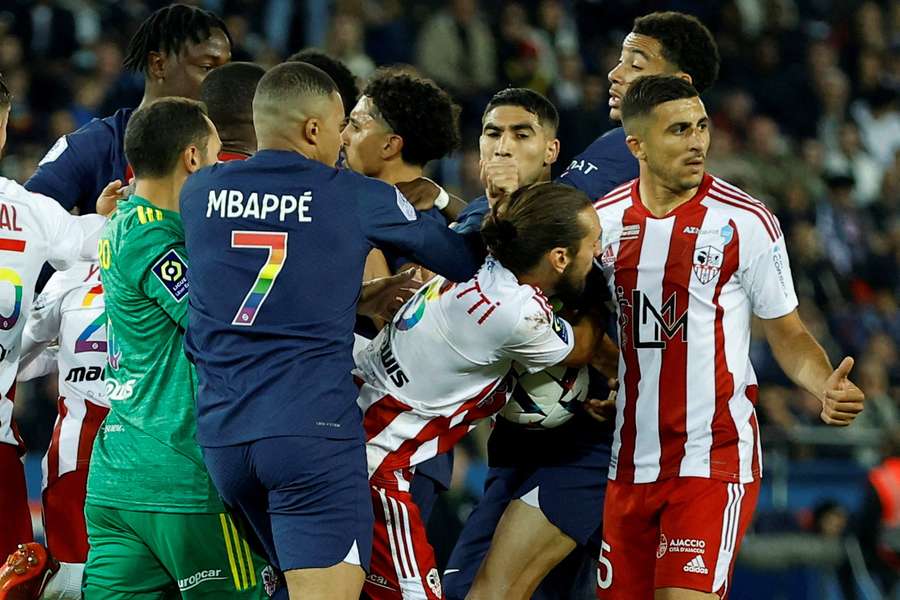 Kylian Mbappe com o número arco-íris do PSG contra o Ajaccio