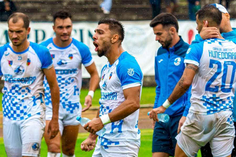 Corvinul continuă cursa spre Superliga Corvinul continuă cursa spre Superliga
