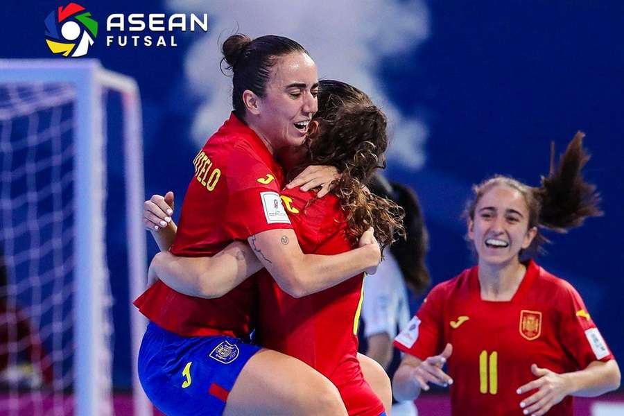 Espanha celebra vitória no arranque do Mundial