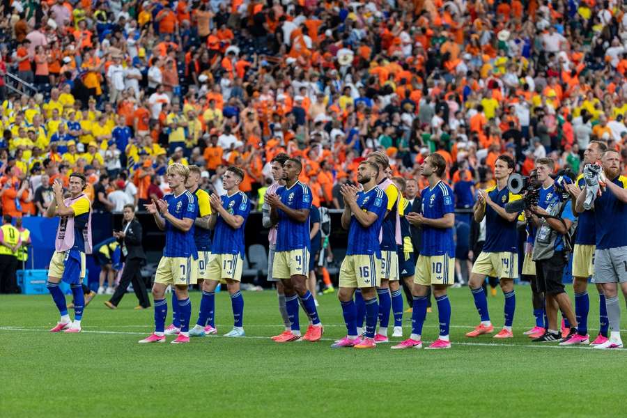 Los jugadores de Suecia saludan a su público tras la derrota ante Países Bajos Los jugadores de Suecia saludan a su público tras la derrota ante Países Bajos