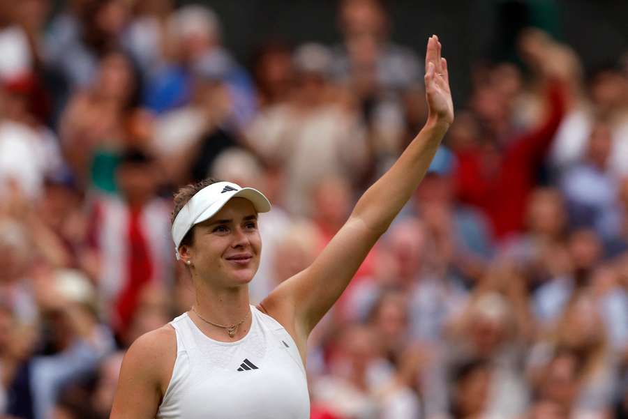 Elina Svitolina salutes the crowd after beating Iga Swiatek