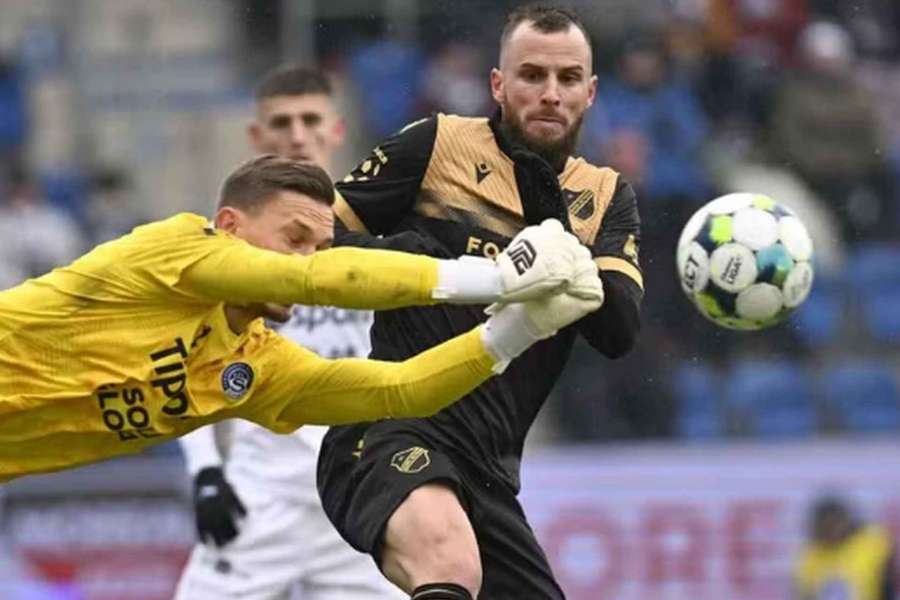 Kanonýr Václav Jurečka po kolapsu Baníku neskrýval zklamání. Kanonýr Václav Jurečka po kolapsu Baníku neskrýval zklamání.