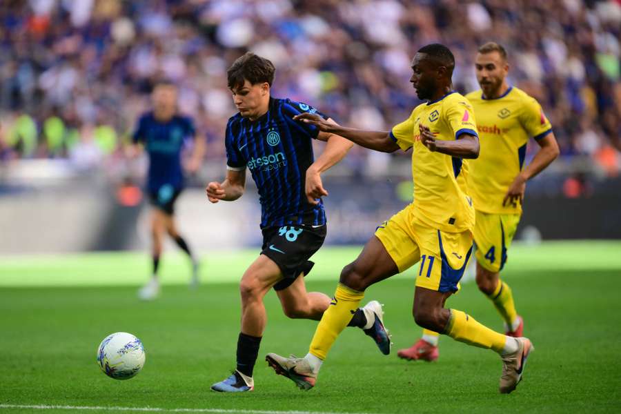 Mattia Mosconi fights for the ball