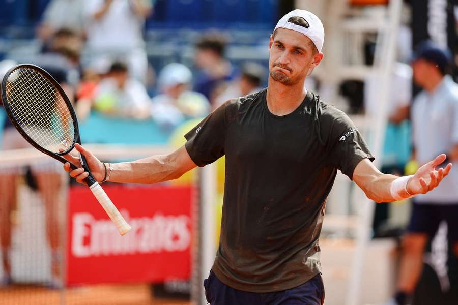 Térence Atmane bojoval v závěru zápasu s křečemi.