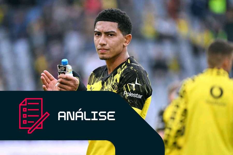 Jobe Bellingham agradece ao público num recente jogo do Borussia Dortmund