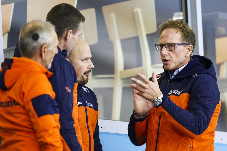 Bondscoach Rintje Ritsma (R) tijdens de Mass Start dames in Thialf, oktober vorig jaar