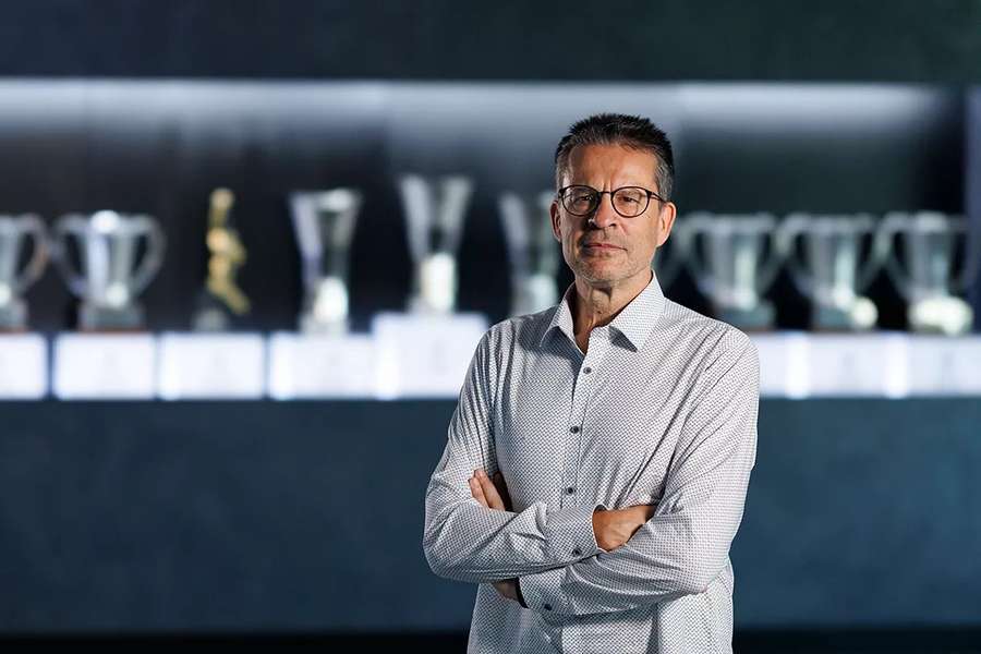 Pedro Martínez, en la sala de trofeos del Real Madrid Pedro Martínez, en la sala de trofeos del Real Madrid