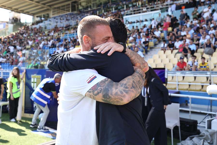 L'abbraccio tra De Rossi e Cuesta prima del fischi di inizio.
