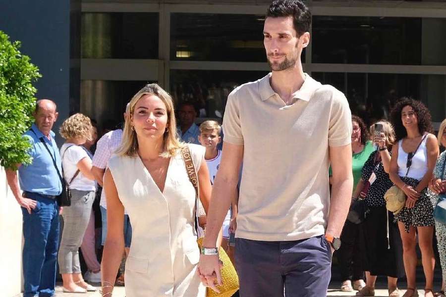 Sergio Rico, à saída do hospital, com a sua mulher, Alba Silva.