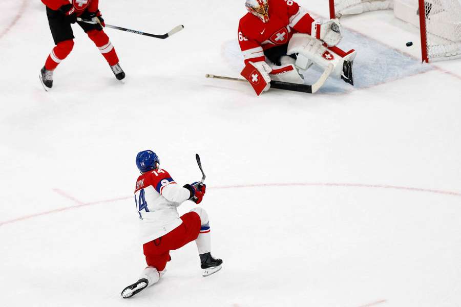 Chlapík právě otvírá skóre.