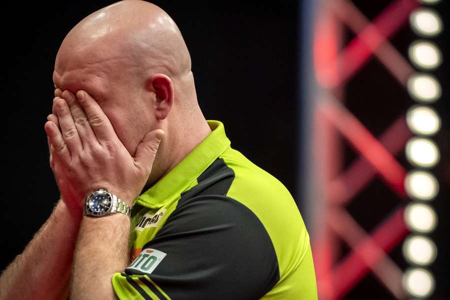 Michael van Gerwen kreeg diverse pijlen om de finale in Leeuwarden te bereiken, maar faalde