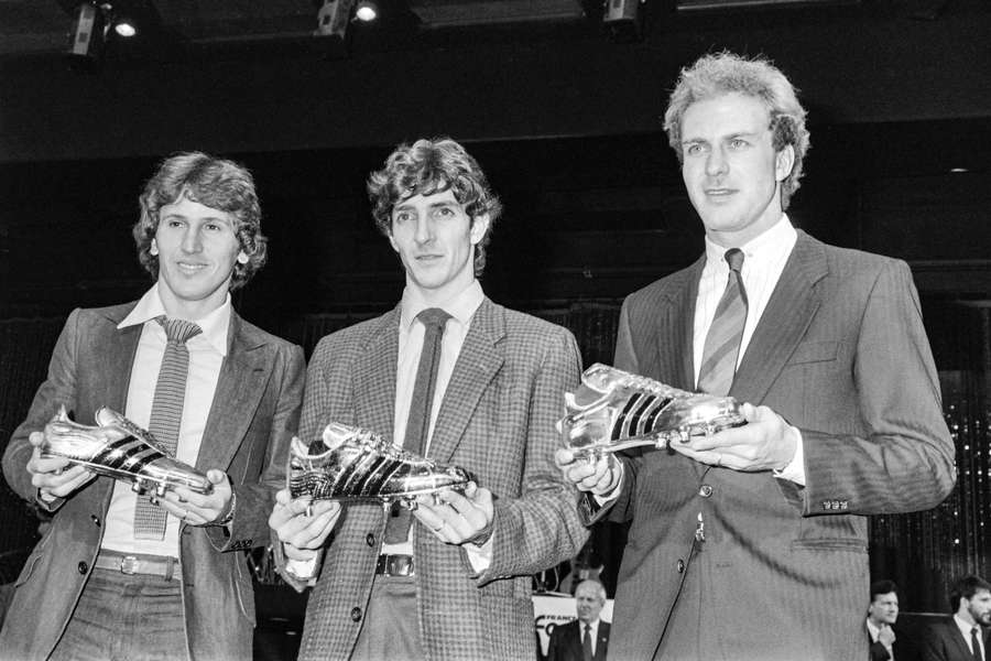Paolo Rossi (al centro) premiato con la Scarpa d'oro per aver vinto il titolo di capocannoniere a Spagna 82
