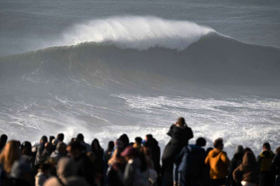 Espetadores juntaram-se para ver as ondas gigantes Espetadores juntaram-se para ver as ondas gigantes