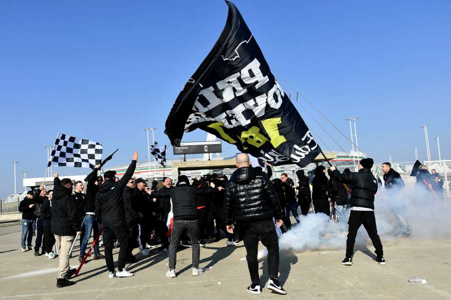 Tifosi della Juventus fuori dall'Allianz Stadium